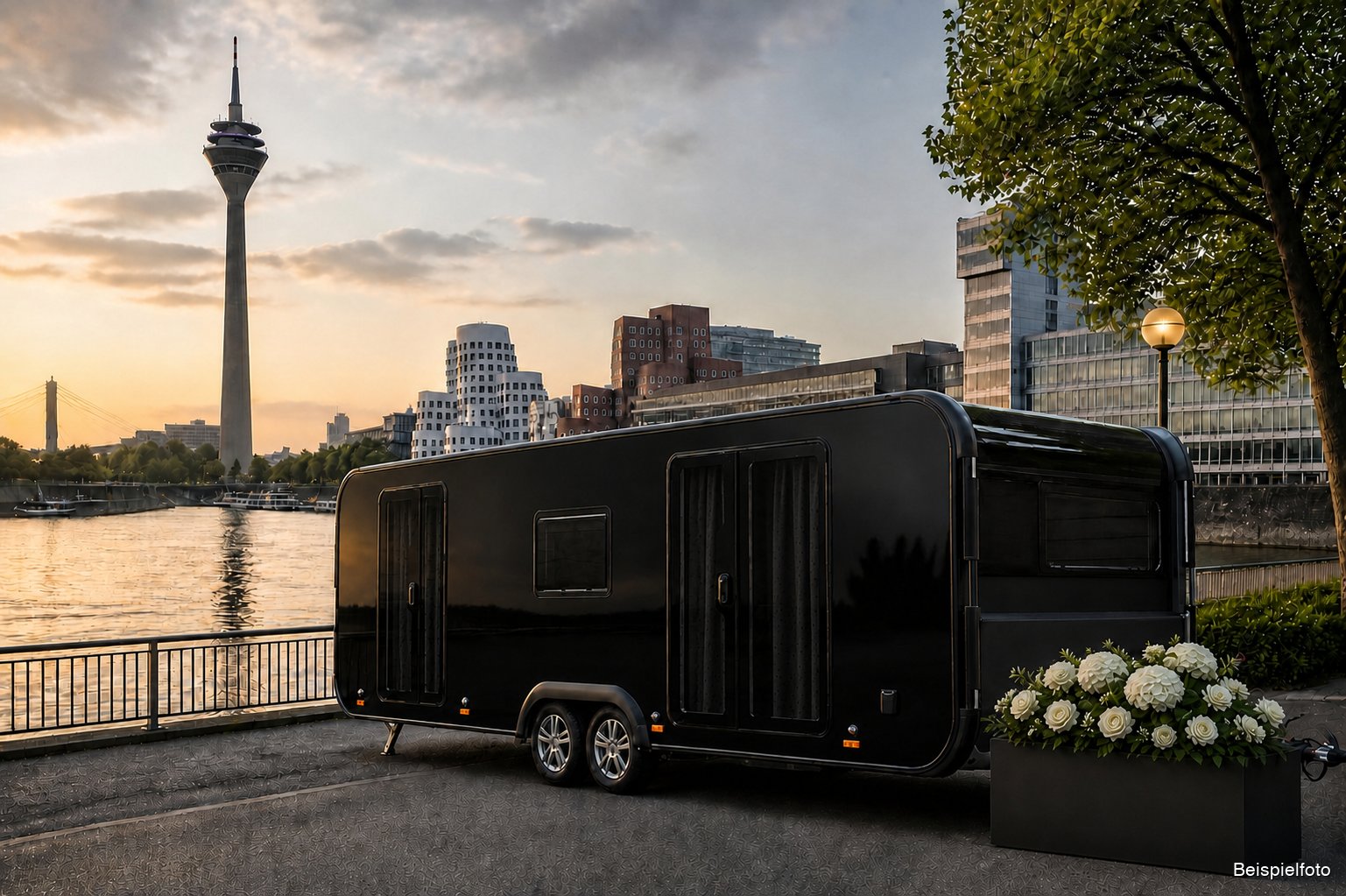 Mobile Abschieds-Residenz von BESTEND.exclusiv vor der Düsseldorfer Skyline mit Rheinturm – Luxus-Bestattung im Raum Düsseldorf (Beispielfoto)